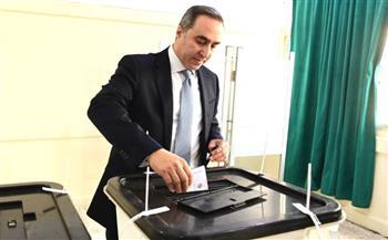 الأمين العام لمجلس النواب يدلي بصوته في انتخابات مجلس النواب