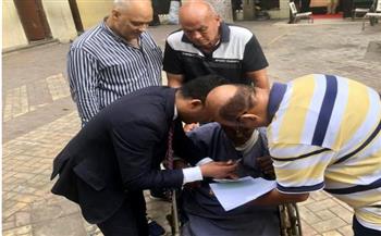   لقطة إنسانية في انتخابات النواب.. مستشار لجنة قصر دوبارة يساعد مواطنا على التصويت