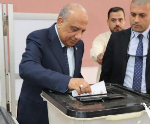 وزير الكهرباء يدلي بصوته في انتخابات النواب بمدينة نصر