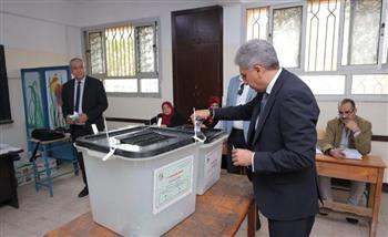 وزير السياحة والآثار يدلي بصوته في انتخابات مجلس النواب