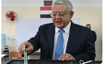  المستشار حنفي جبالي يدلي بصوته في انتخابات مجلس النواب     