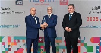   الوزير يسلم جوائز للشركات والجهات صاحبة قصص النجاح
