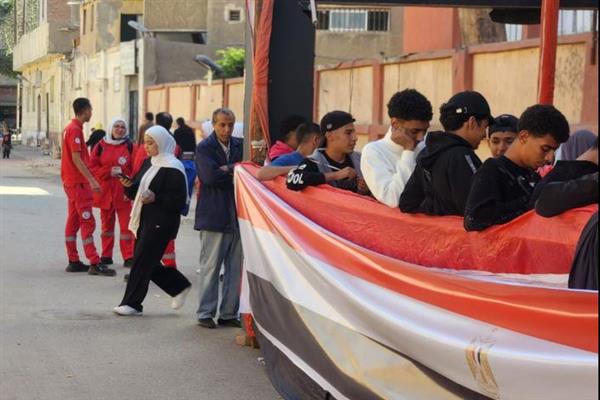 استمرار توافد الناخبين على لجان انتخابات النواب بالساحل.. وفرق الهلال الأحمر تقدم الدعم