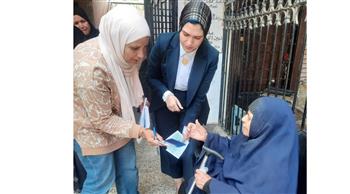   لفتة إنسانية.. مستشارة تساعد مسنة على التصويت بانتخابات النواب في القليوبية 