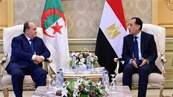 رئيس الوزراء يستقبل الوزير الأول للجمهورية الجزائرية بمطار القاهرة