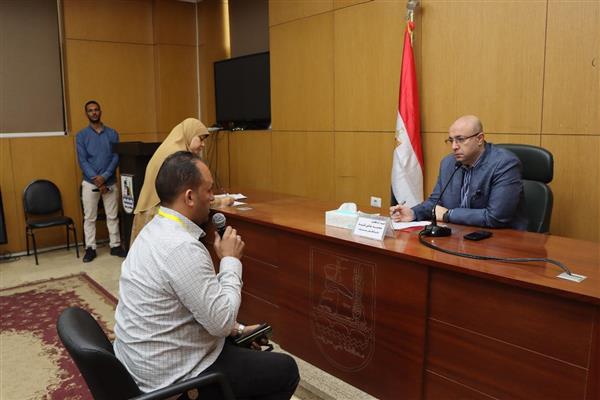 محافظ بني سويف يناقش مطالب وشكاوى المواطنين بحضور رؤساء الوحدات المحلية