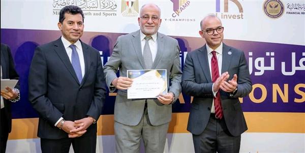 رئيس هيئة الرقابة المالية يكرّم فريق عمل تطوير معايير المراجعة المصرية