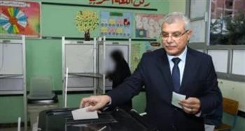  رئيس جامعة الزقازيق يُدلى بصوته فى انتخابات مجلس النواب بالشرقية
