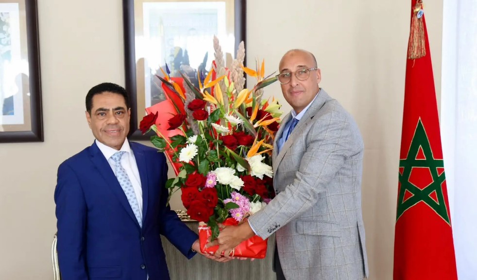 نائب رئيس نادي الجيش الملكي يستقبل بعثة الأهلي بمطار الرباط