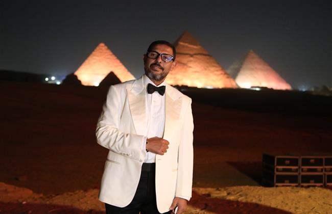 هاني فرحات يتألق بقيادته الأوركسترا الملكي البريطاني في حفل كامل العدد بالأهرامات 