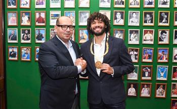   ياسر إدريس يعلن اختيار النني سفيرًا للجنة الأولمبية.. ويهديه القلادة الذهبية