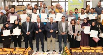   محافظ أسيوط يسلم حقائب السباكة الخفيفة لـ70 متدربا 