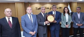   محافظ الجيزة يكرّم منصور بدوي لتطوير منظومة المياه والصرف الصحي