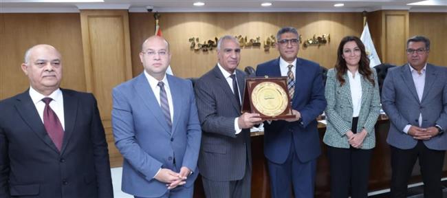 محافظ الجيزة يكرّم منصور بدوي لتطوير منظومة المياه والصرف الصحي