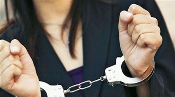 الأمن يوقف تاجرة مخدرات قبل توزيع 250 طربة حشيش