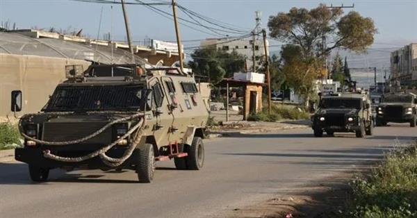 الاحتلال الإسرائيلي يحتجز عددا من الفلسطينيين في مخيم "الفارعة" جنوب طوباس