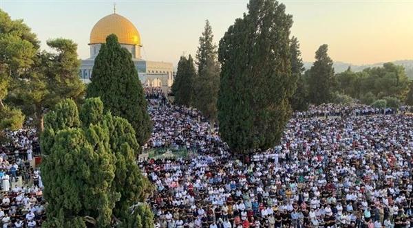 عشرات آلاف المصلين يؤدون صلاة الجمعة في الأقصى