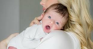 تيفانى ترامب تنشر صورة لوالدها يحتضن حفيده ألكسندر فى مارالاجو