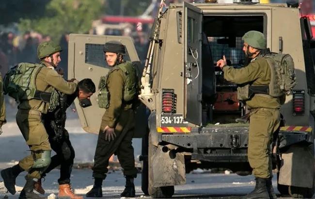 الاحتلال الإسرائيلي يعتقل 12 مواطنا قرب بلدة جبع شمال القدس المحتلة