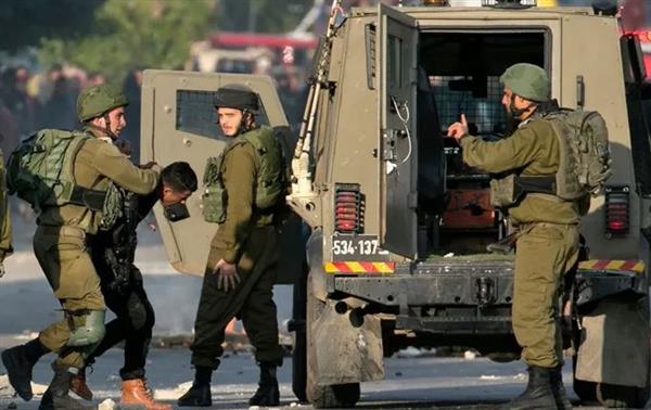 الاحتلال الإسرائيلي يعتقل 12 مواطنا قرب بلدة جبع شمال القدس المحتلة