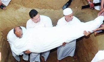 هل الميت يسمع بكاء أهله قبل دفنه ويتعذب به؟