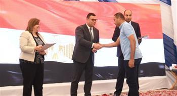وزير الإسكان يُسلم عددا من عقود وحدات "سكن لكل المصريين" بحدائق أكتوبر
