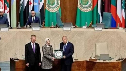 الجامعة العربية تُكرم الهلال الأحمر المصري تقديرًا لجهوده الإنسانية في دعم غزة