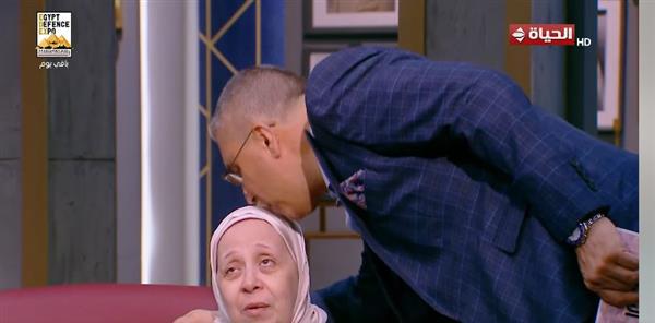 عمرو الليثي يقبل رأس ويد " أم الأكفاء " والتي ابتليت بفقد البصر وأبناءها الخمسة