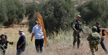   مستوطنون إسرائيليون يهاجمون قاطفي الزيتون جنوب نابلس