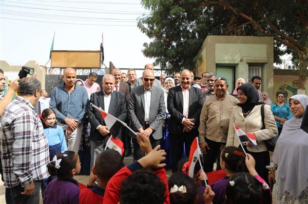 محافظ المنيا يتابع انتظام الدراسة بسمالوط الحديثة ويوكد إنهاء مشكلة الصرف الصحي