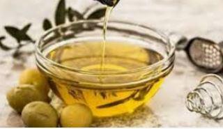 زيت الزيتون.. الذهب السائل الذي يعزز المناعة والجمال ويحمي القلب