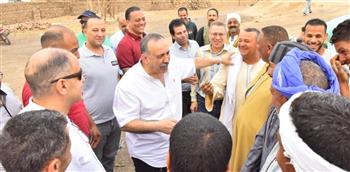 محافظ أسيوط يتوقف خلال جولته ليتحاور مع المزارعين 