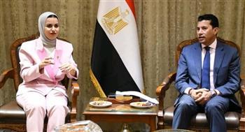 وزير الرياضة يلتقي وزيرة  شؤون الشباب بالبحرين