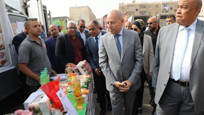 محافظ القاهرة يتفقد سوق اليوم الواحد بشارع أبو بكر الصديق