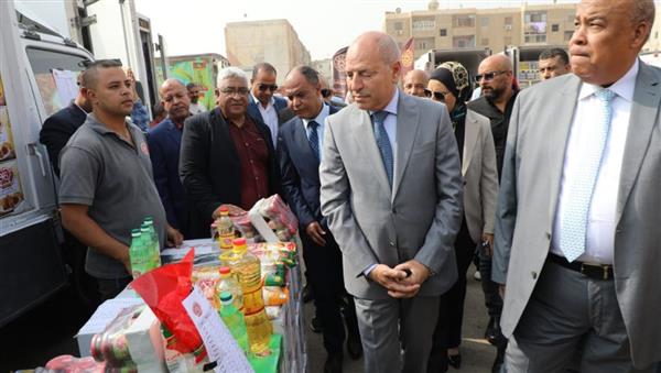 محافظ القاهرة يتفقد سوق اليوم الواحد بشارع أبو بكر الصديق