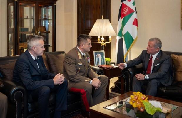 الملك عبدالله يبحث مع رئيس أركان الدفاع الهنغاري تعزيز التعاون العسكري
