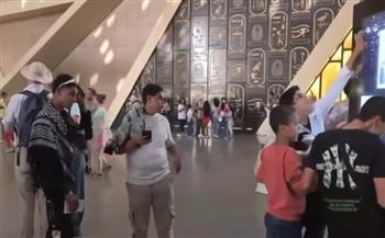   "إكسترا نيوز": الزوار من مختلف دول العالم انبهروا بتمثال رمسيس الثاني وكنوز توت عنخ آمون