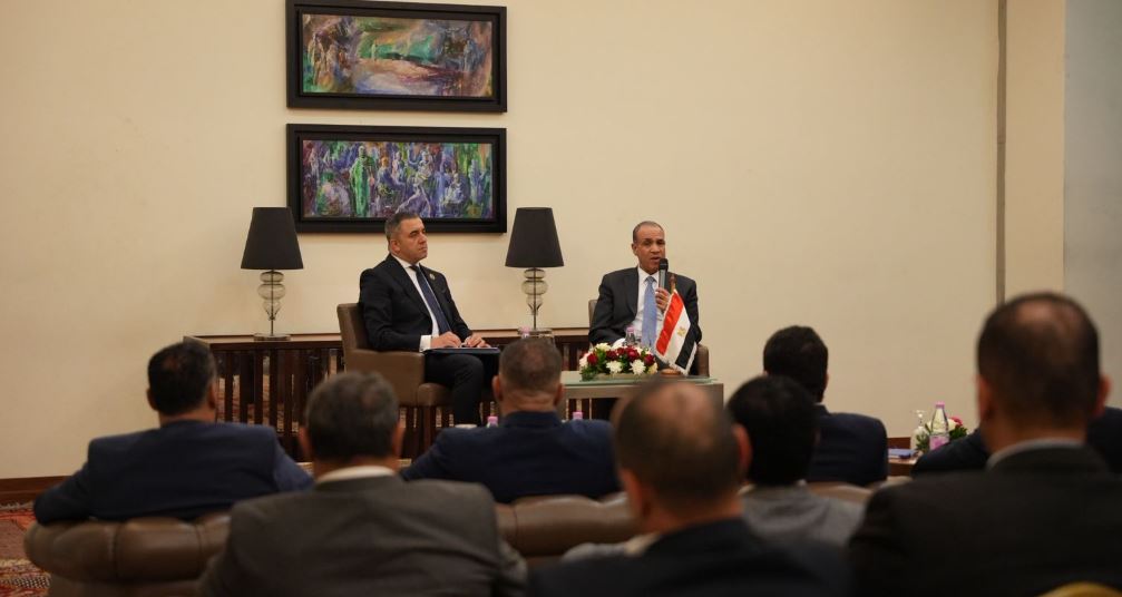 وزير الخارجية يلتقي أعضاء الجالية المصرية في الجزائر