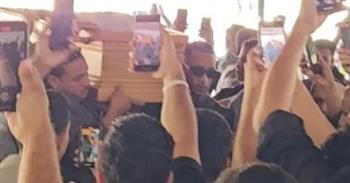محمد رمضان يودّع والده في جنازة مؤثرة