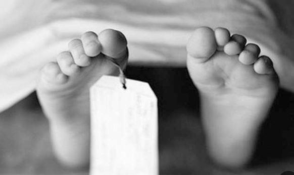 رضيع يفارق الحياة بعد سقوطه من يد والدته بأسيوط