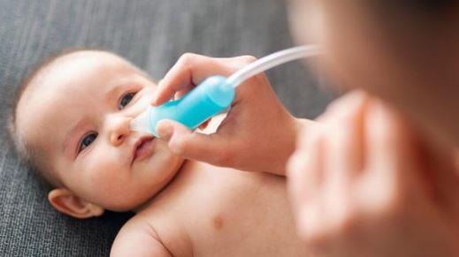 تنظيف أنف الرضيع.. خطوة بسيطة لكنها ضرورية لراحته وسلامة تنفّسه