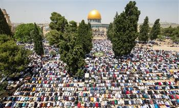   عشرات الآلاف من الفلسطينيين يؤدون صلاة الجمعة في المسجد الأقصى