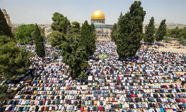 عشرات الآلاف من الفلسطينيين يؤدون صلاة الجمعة في المسجد الأقصى