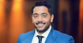   أحمد فلوكس يؤدي مناسك العمرة بصحبة نجله سيف