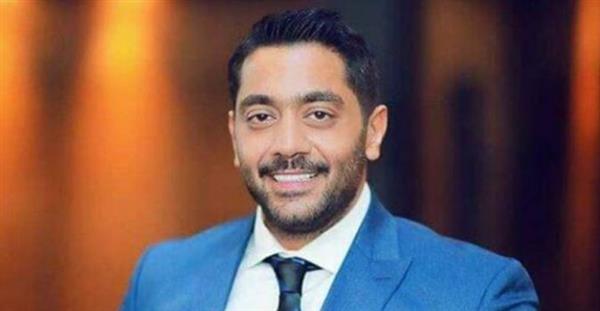 أحمد فلوكس يؤدي مناسك العمرة بصحبة نجله سيف