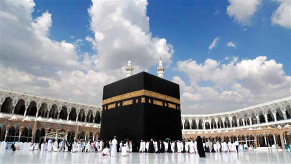 ما حكم سفر المرأة للعمرة مع ابن زوجها؟
