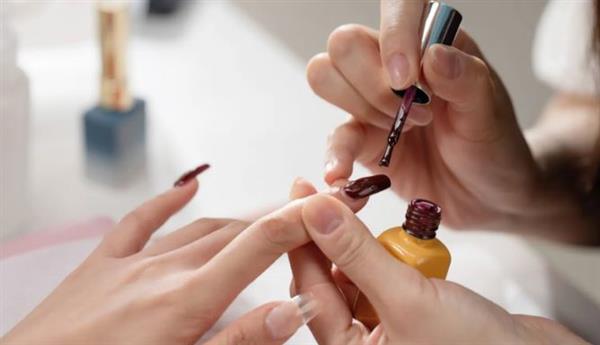 6 أخطاء تجنبيها تمامًا عند زيارة صالون الأظافر