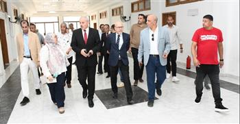   جولة تفقدية لرئيس جامعة قناة السويس بكلية الآداب والعلوم الإنسانية