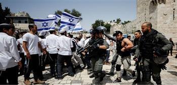 مئات المستوطنين يقتحمون باحات المسجد الأقصى .. واستشهاد فلسطينى شرقى خان يونس