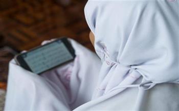   هل يجوز للمرأة الحائض قراءة القرآن من الهاتف؟